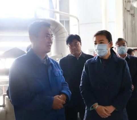 张宏伟首先来到枣庄八一水煤浆热电有限责任公司,实地查看供热设备