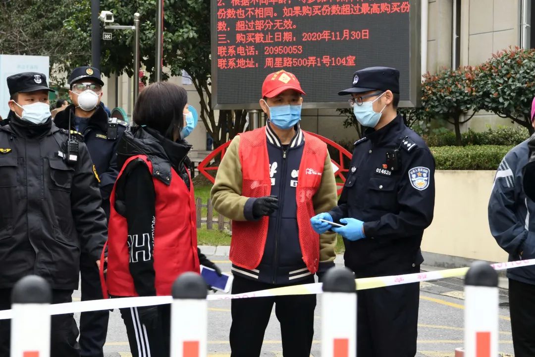 一位民警被封闭在隔离小区后,做起了"新"社区民警