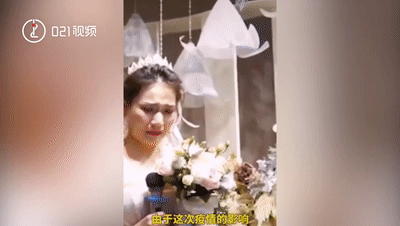 婚礼现场只有新娘一人走红毯新郎居然在