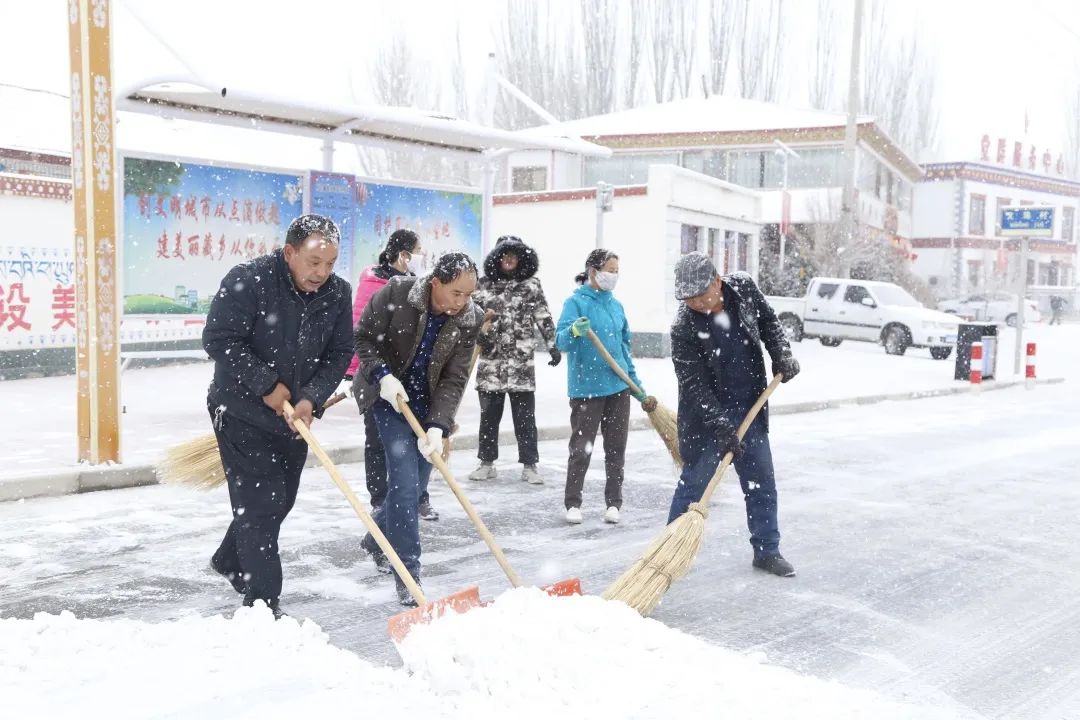 军民鱼水情共创双拥城肃南祁丰乡迎入冬后首场降雪军民团结扫雪忙