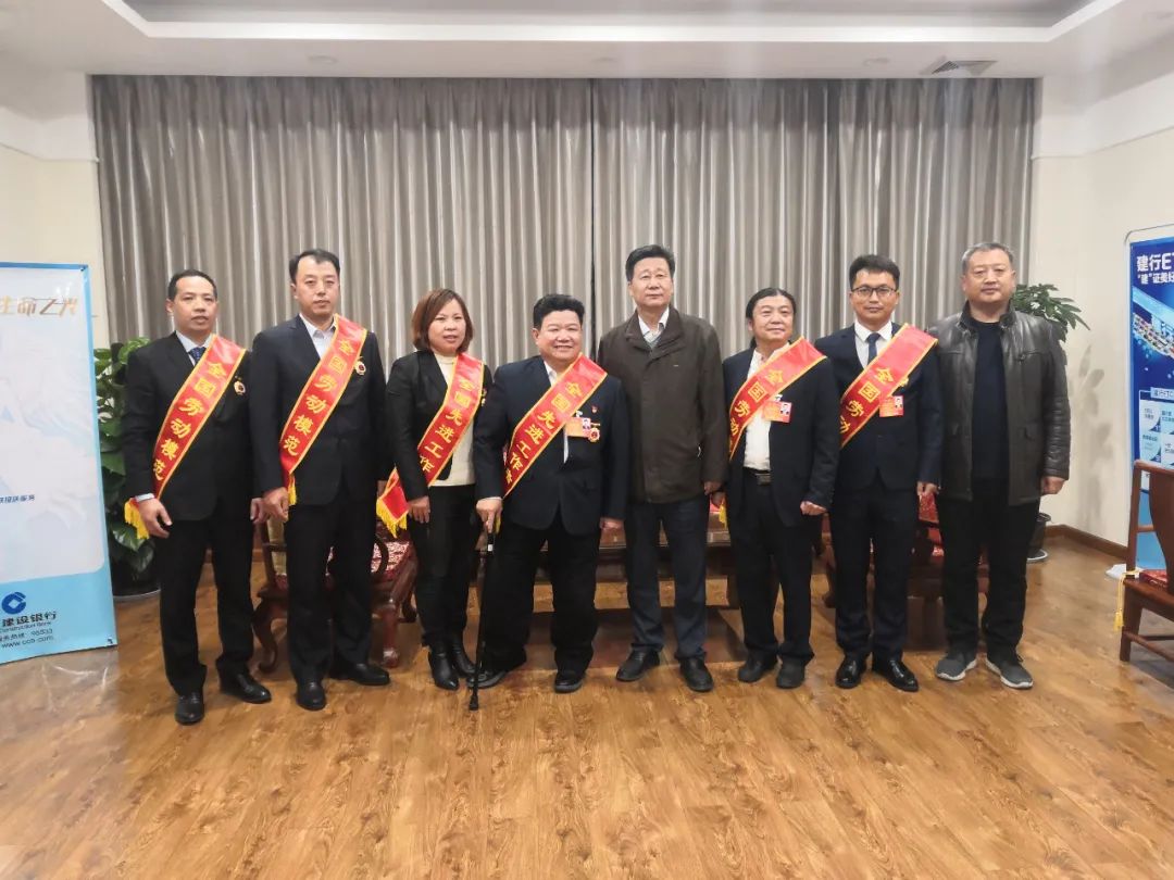 掌中淄博 11月24日晚,市总工会党组书记,常务副主席陆汉明(右四)欢迎