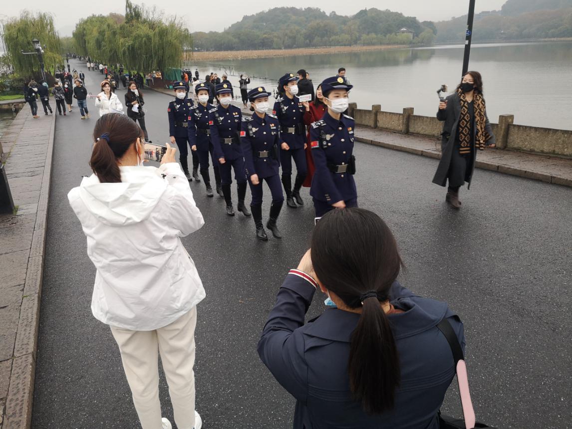 西湖女子巡逻队出现新面孔台湾籍女大学生体验巡逻