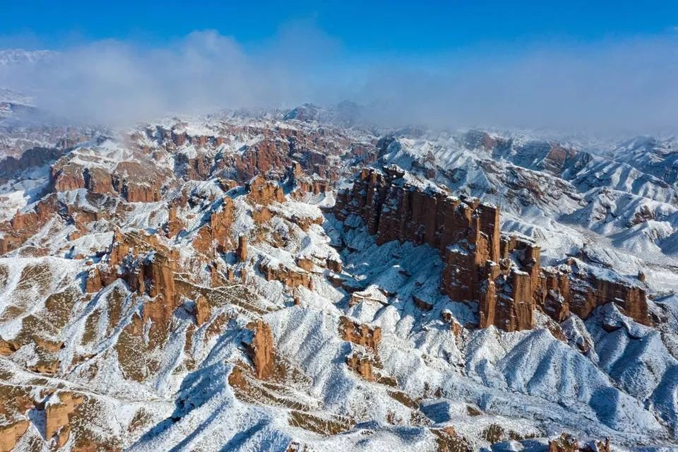 初冬雪景刷屏,带你看张掖最美的窗棂状宫殿式丹霞雪景!