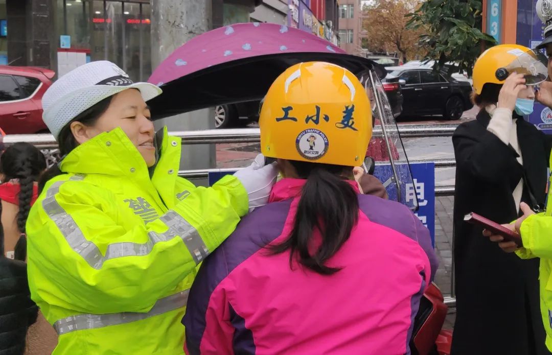 "工小美"公益头盔拍了拍你,"还不戴我回家?