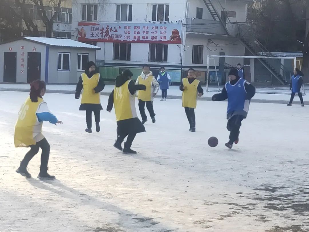 拔河跳绳踢足球育才小学的校园冰雪节开始啦