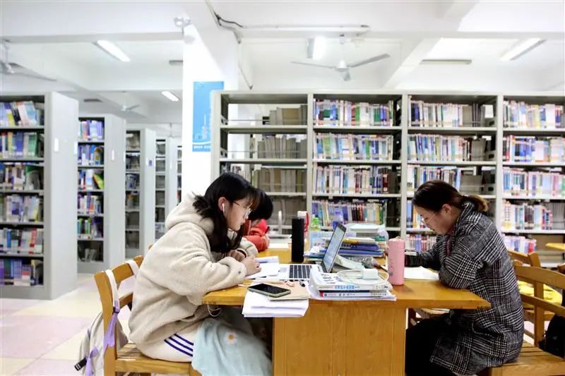 实现更高的目标而努力大学生们开启冲刺模式都坐满了备考的学生图书馆