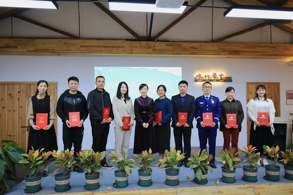 平阳妇联 县妇联主席赵小飞为"最美家庭"联盟盟主颁发聘书.
