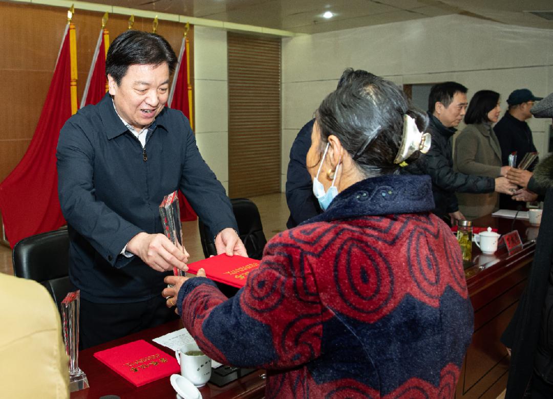 市政府副市长黄学龙为2020年铜陵市"美丽庭院示范户"颁奖