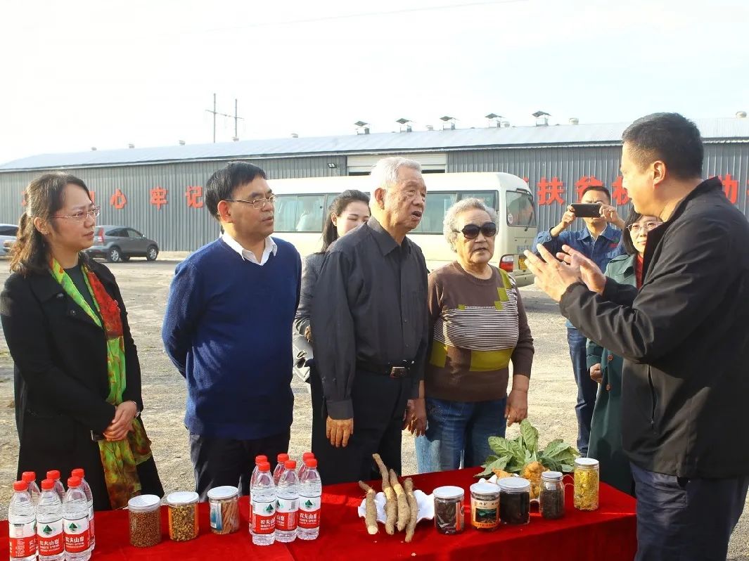 左上图:南京大学生命科学学院博士生导师焦庆才(中)在孟州市企业考察.