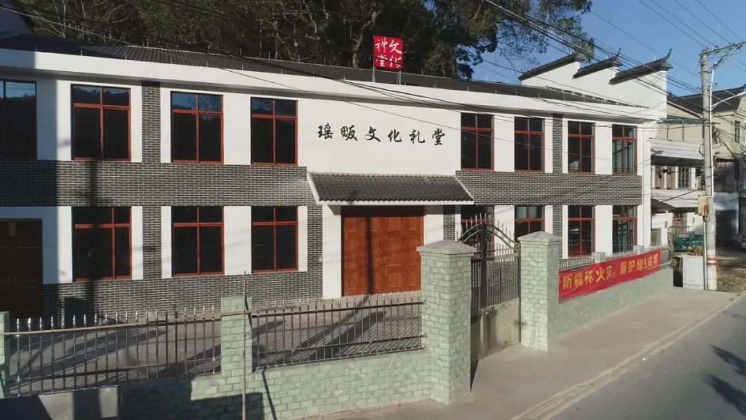 在朱丽华的带领下,村民生活一天比一天好,村里的建起了文化礼堂,他们