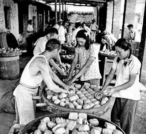 1953年后,在过渡时期总路线精神鼓舞下,农业合作化运动迅速发展.