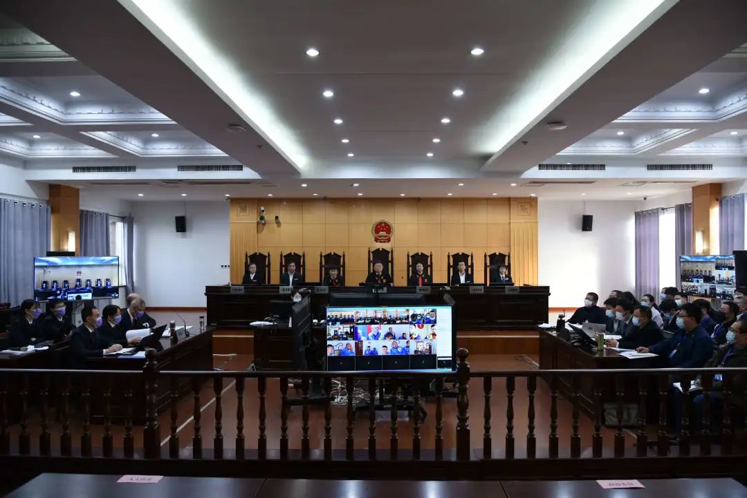 城阳法院公开开庭审理被告人王某,魏某明等29人黑社会