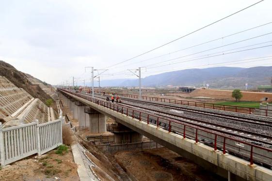 聚焦银西高铁国内在建铁路一次性建成里程最长的有砟高速铁路