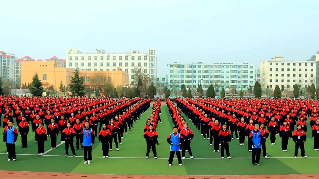 临洮明德初中学生跳操跳出网红款～网友:这才是青春该