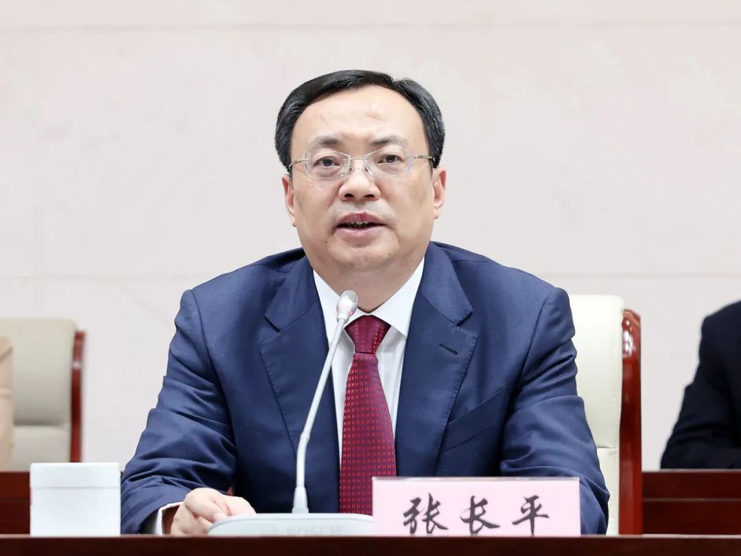 张长平,靖江市委副书记,市长陈锋剑出席会议并为靖江全国文明城市奖牌