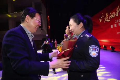 (华商传媒集团董事长,华商报社社长周怀忠为奋斗者颁奖)