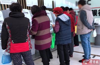 高龄补贴限期变更银行卡,西安小寨路街办多名老人冒寒风排队办卡