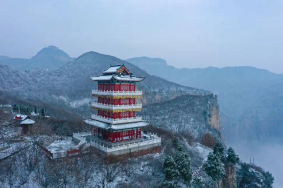 重阳阁俯瞰云海大观如临大海之滨,连天波涛,漫无边际关于云台山的冬天