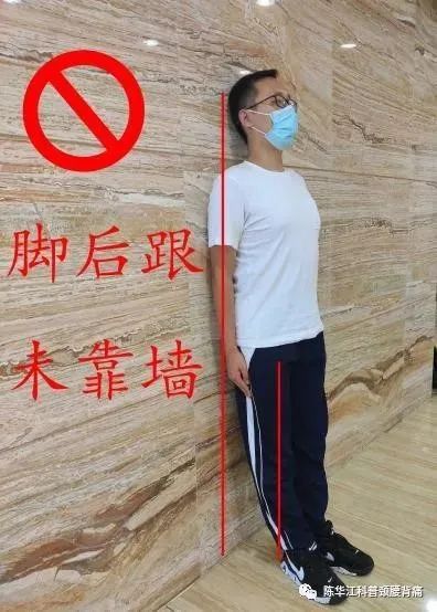 方法: 最简单当然是学习军哥哥们的军姿 可以参考阅兵盛典哟!