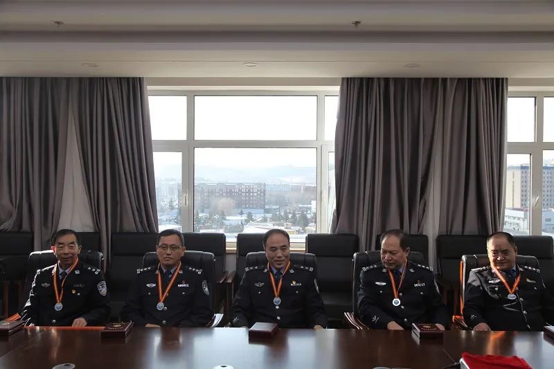 无悔从警路薪火永传承汪清县公安局举行从警30周年荣誉授勋仪式