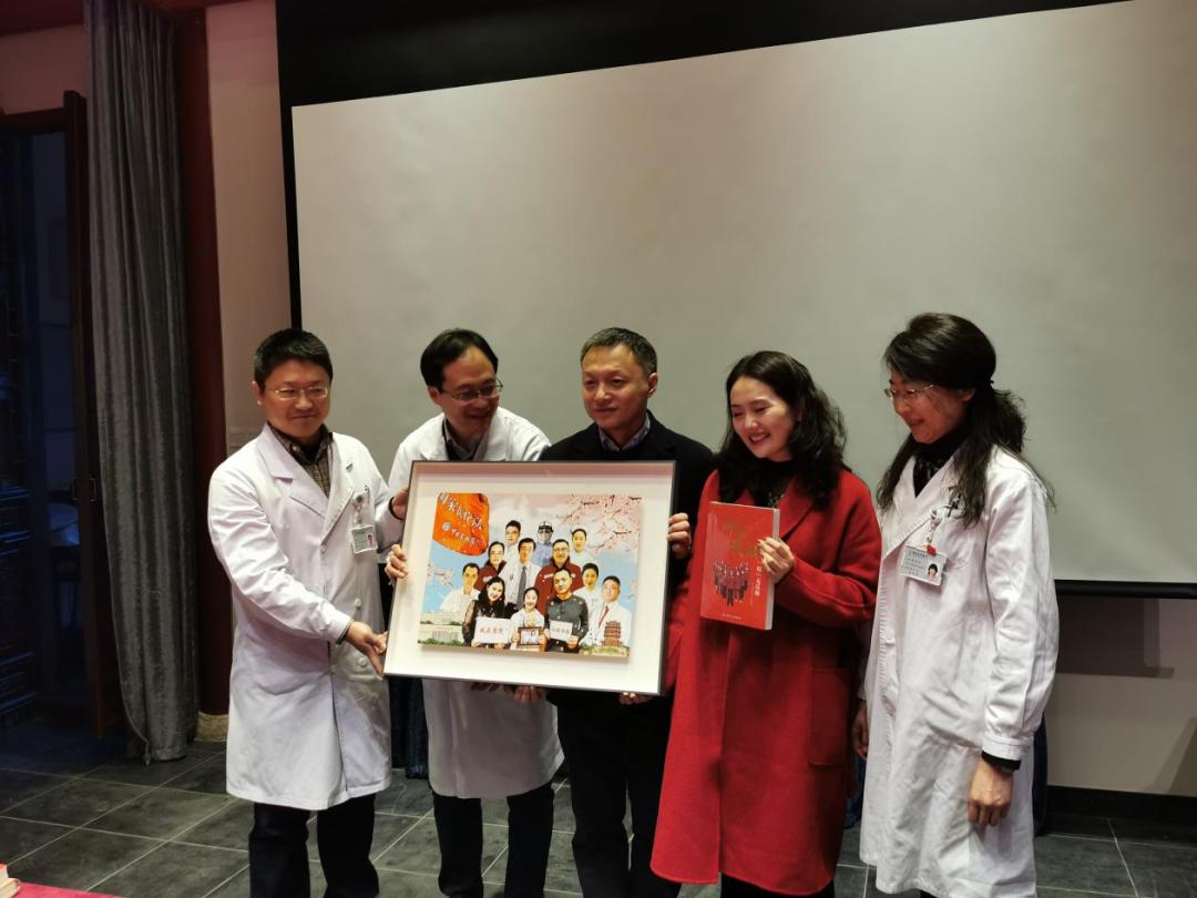 这台ecmo的名字叫"易凡号",背后的故事让人泪目
