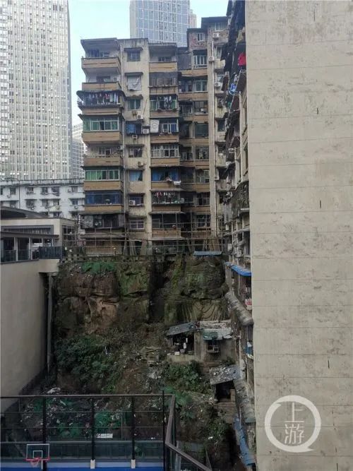 从小区平街向下看,很难直接看出原来楼下有这么大一尊石像.