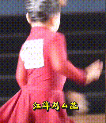 可爱又自信的表现 像极了明星辣目洋子 网友们直呼她为
