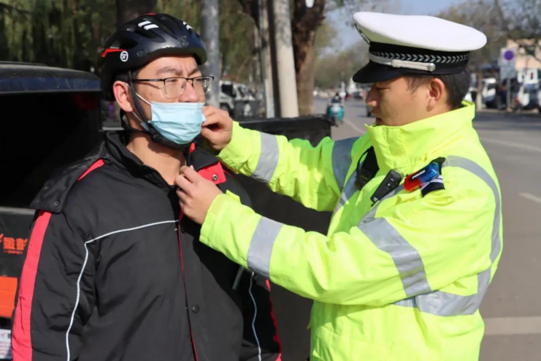 每周警星田间地头做岗亭他被称为最帅农民交警