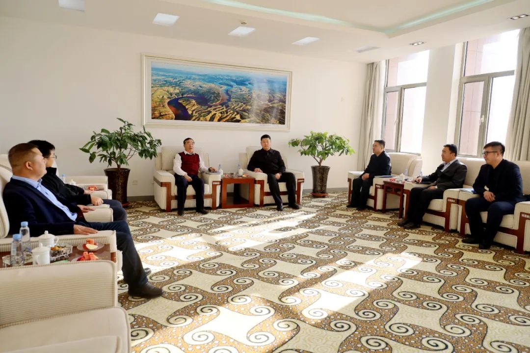 党工委书记韩涛与农行鄂尔多斯分行党委书记行长侯振民一行座谈