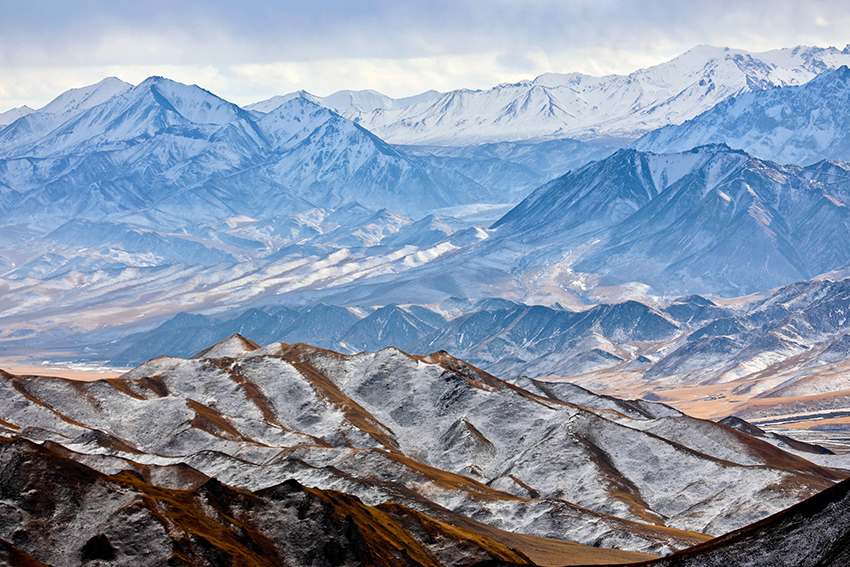 银装素裹航拍俯瞰肃南祁连山雪后美景