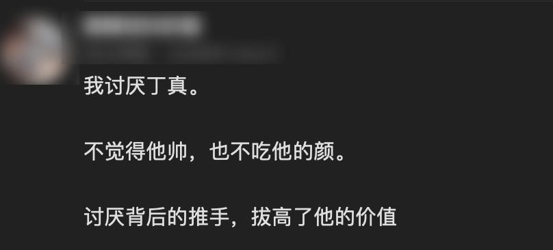 这个笑起来融化人心的藏族小伙,几乎是一夜之间就成为了无数人的壁纸