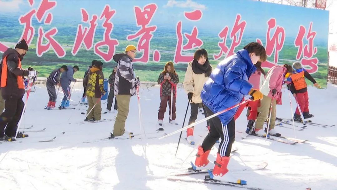 甘肃和政松鸣岩国际滑雪场开滑迎客