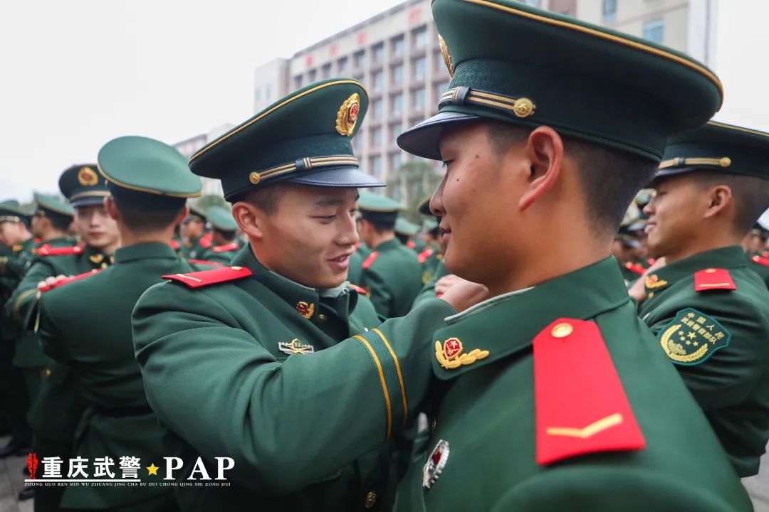 军旅"成人礼":重庆千余名武警新兵光荣授衔