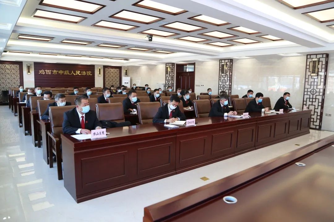 会上,马立平庭长传达了全省刑事审判工作会议精神.