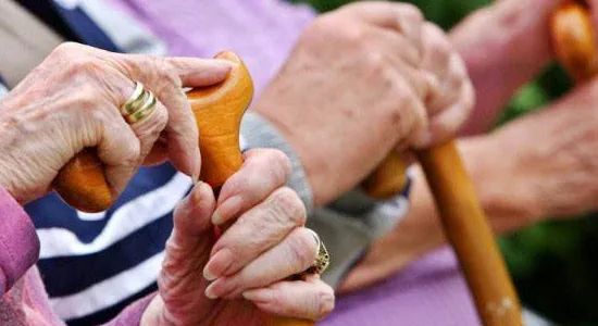 老人独行被撞，靠手表救命，上海还有这些智能养老利器（最新发布）