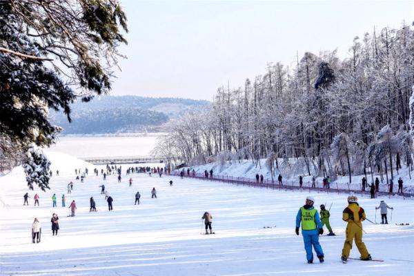 在净月潭滑雪场,"雪友"们激情畅滑.