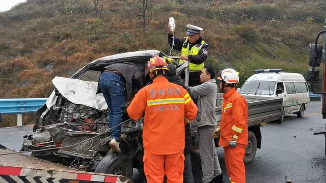 位于六枝特区郎岱镇水黄公路s314段发生一起交通事故,两辆小货车相撞