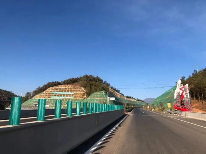 云南网                      日前 据云南鹤关高速公路建设指挥部