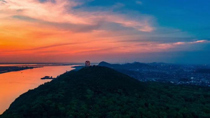 采石矶,又名牛渚矶,位于马鞍山市西南的翠螺山麓.