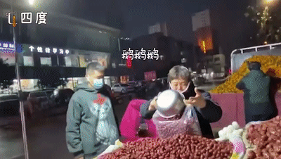 姐姐举着手机开始大笑 当场笑出"鹅叫" 一旁的亲戚朋友也发出笑声