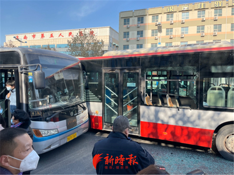 济南街头两公交车发生剐蹭其中一车侧面玻璃被撞碎