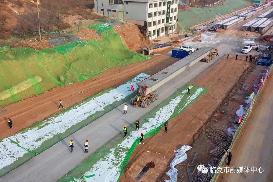 临夏市环城北路古河州酒厂段高架桥首片箱梁架设成功