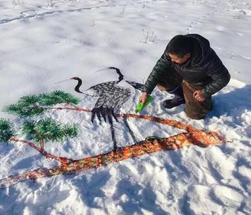 快看白雪为纸颜料为墨牡丹江农民雪地作画展示雪城诗情画意