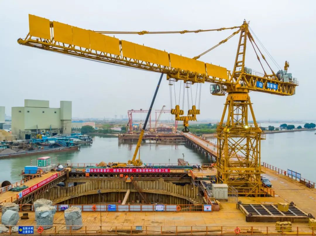 亚洲最大吨位塔吊紧张作业 东莞滨海湾大桥蓄力冲刺!