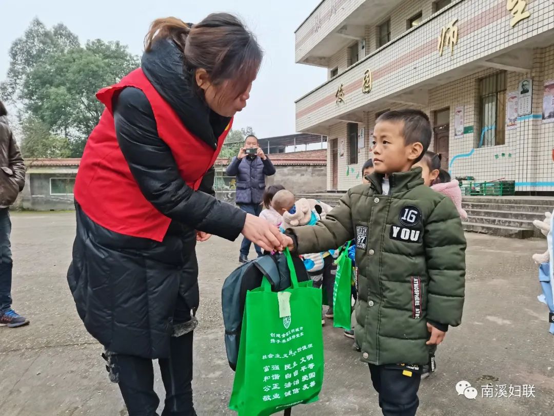 南溪区老促会妇儿工委区妇联开展关爱慰问留守儿童活动