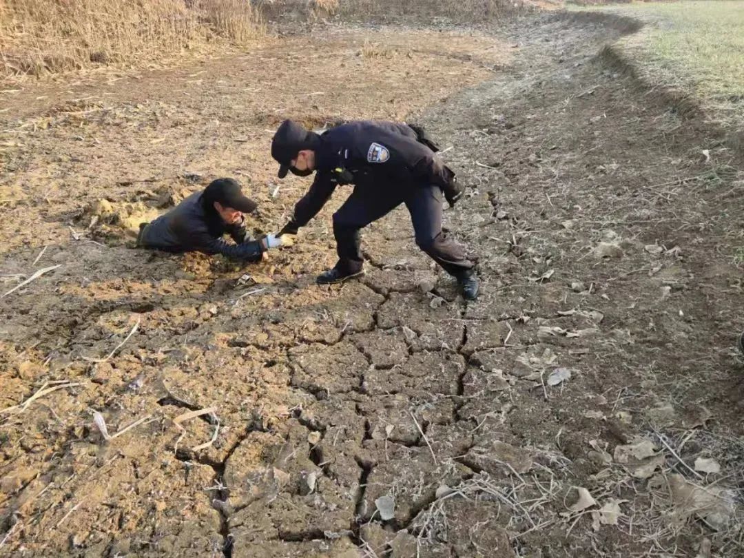 警察故事村民深陷泥潭无法自拔民警这个救人方法很管斤