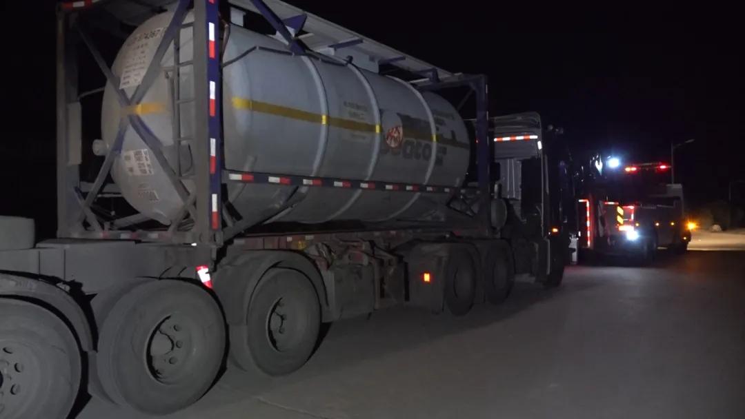 救援!31吨黄磷罐车"瘫痪"在高速上