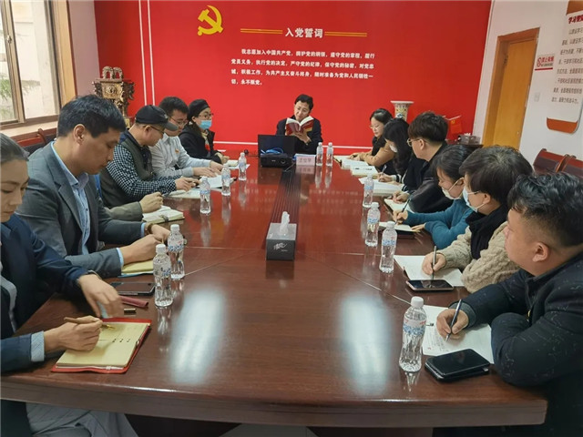 在德苑社会组织孵化中心,西苑街道党工委书记王登攀紧