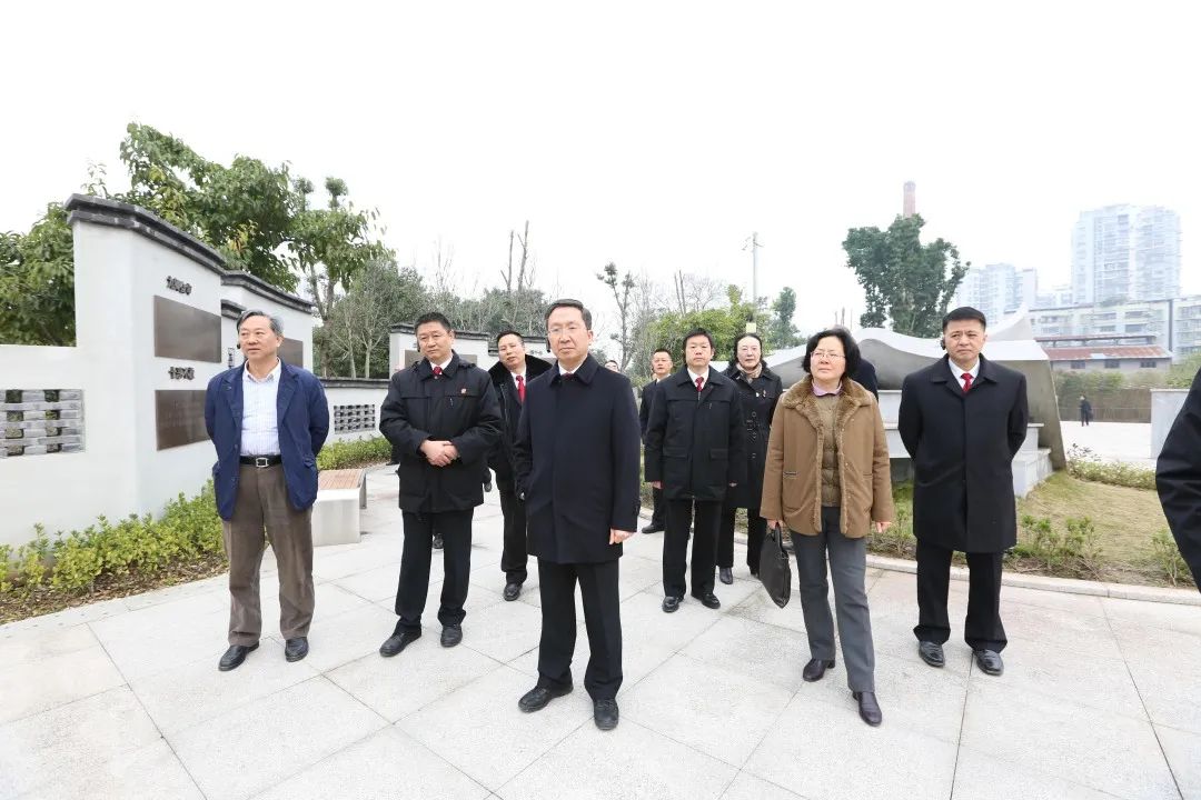 垫江法院02 调研座谈会 下午的座谈会上,张晓川局长,卢君院长向各位
