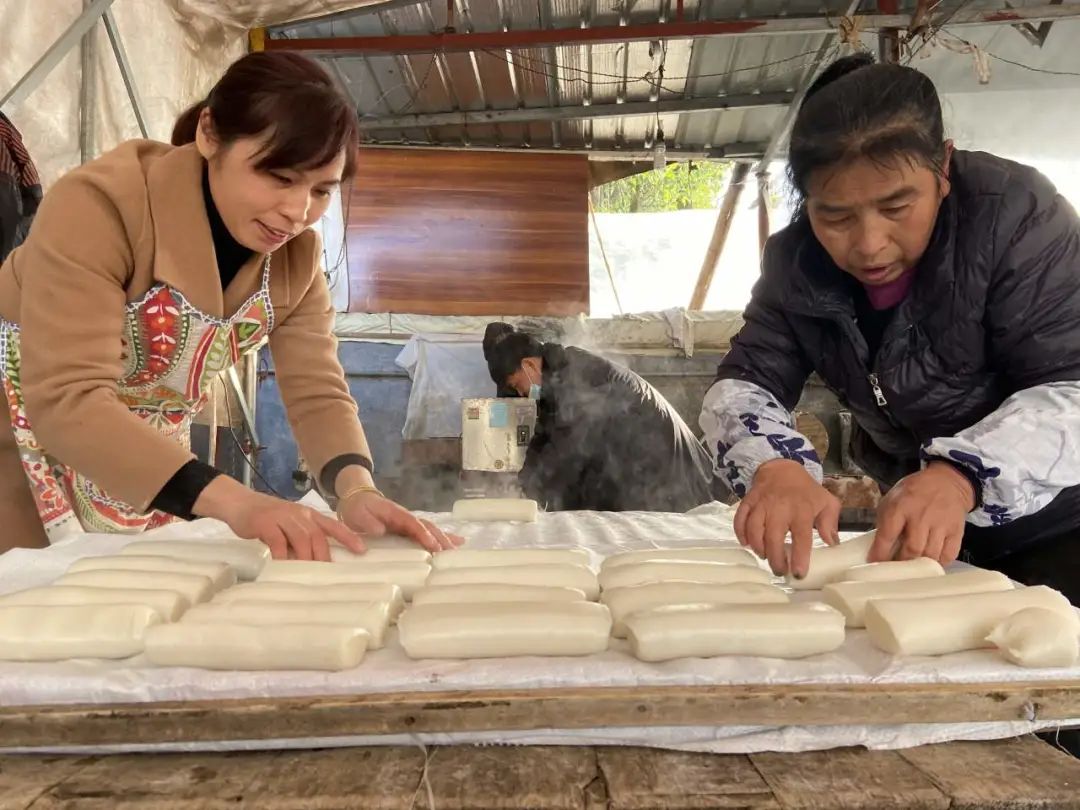 年糕,因含有"年年高"的寓意,所以它是浦江人过春节时必备的食品之一.